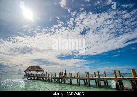 Passerelle en bois en de magnifiques avec la mer des Caraïbes et l'eau turquoise parfait ciel incroyable Banque D'Images