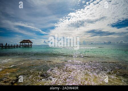Passerelle en mer des Caraïbes dans le soleil Banque D'Images
