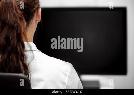 Portrait of boy, jeune femme médecin assistant de laboratoire ou à la recherche à un bureau noir ou un moniteur, copyspace Banque D'Images