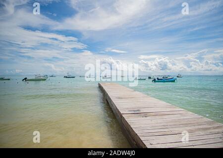 Passerelle en belle mer des Caraïbes se réunit à ciel impressionnant Yucatan Banque D'Images