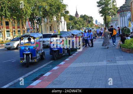 Bangkok, Thaïlande - 2 décembre 2019 : rangée de trois roues du véhicule à moteur ou tuk tuk gratuit le long de la route en face de Wat Pho attendent les touristes Banque D'Images