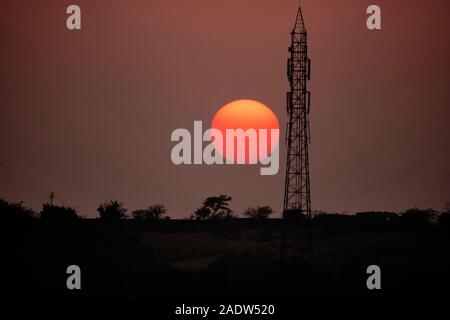 Tour mobile avec le coucher du soleil à Pune, Maharashtra, Inde Banque D'Images