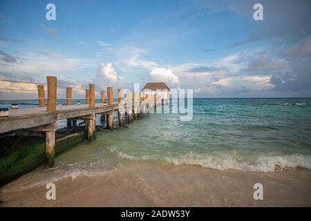 Passerelle en mer des Caraïbes dans la soirée Banque D'Images
