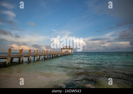Passerelle en mer des Caraïbes dans la soirée Banque D'Images