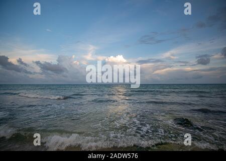 Belle rencontre la mer des caraïbes ciel impressionnant au Yucatan dans la soirée Banque D'Images