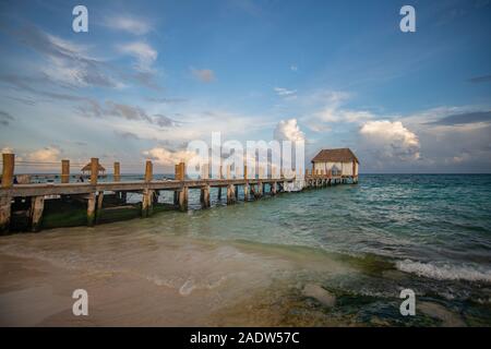 Passerelle en mer des Caraïbes dans la soirée Banque D'Images