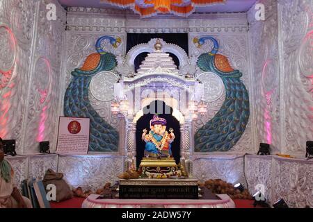 Tambdi Jogeshwari Ganpati incarned dans le sanctuaire d'argent, Pune, Maharashtra, Inde. 2nd Manache Ganapati ou les idoles prééminentes de Ganeshas de Pune Banque D'Images