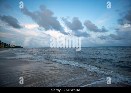 Belle rencontre la mer des caraïbes ciel impressionnant au Yucatan dans la soirée Banque D'Images