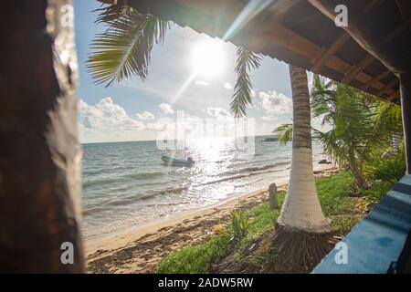 Plage paradisiaque de Punta Allen à la mer des Caraïbes
