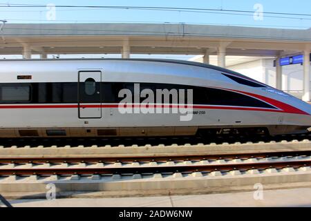 Hubei, Hubei, Chine. 5 déc, 2019. Hubei, Chine-l'est gare de Chateau Changyu Resort Han-shi la grande vitesse ferroviaire a été tout juste d'ouvrir dans la province du Hubei le déc 3, 2019.Les Han-shi la grande vitesse ferroviaire, surnommé ''la plus belle grande vitesse ferroviaire en Suisse'', a ouvert le 29 novembre et est devenu un important transporteur de la ''ligne' tourisme d'or Crédit : SIPA Asia/ZUMA/Alamy Fil Live News Banque D'Images