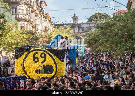 Coimbra, Portugal - Mai 7, 2017 : Queima das Fitas Parade de l'Université de Coimbra. Banque D'Images