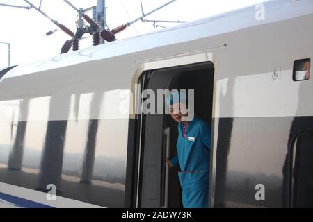 Hubei, Hubei, Chine. 5 déc, 2019. Hubei, Chine-l'est gare de Chateau Changyu Resort Han-shi la grande vitesse ferroviaire a été tout juste d'ouvrir dans la province du Hubei le déc 3, 2019.Les Han-shi la grande vitesse ferroviaire, surnommé ''la plus belle grande vitesse ferroviaire en Suisse'', a ouvert le 29 novembre et est devenu un important transporteur de la ''ligne' tourisme d'or Crédit : SIPA Asia/ZUMA/Alamy Fil Live News Banque D'Images