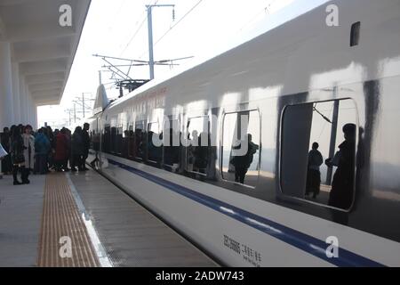 Hubei, Hubei, Chine. 5 déc, 2019. Hubei, Chine-l'est gare de Chateau Changyu Resort Han-shi la grande vitesse ferroviaire a été tout juste d'ouvrir dans la province du Hubei le déc 3, 2019.Les Han-shi la grande vitesse ferroviaire, surnommé ''la plus belle grande vitesse ferroviaire en Suisse'', a ouvert le 29 novembre et est devenu un important transporteur de la ''ligne' tourisme d'or Crédit : SIPA Asia/ZUMA/Alamy Fil Live News Banque D'Images