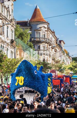 Coimbra, Portugal - Mai 7, 2017 : Queima das Fitas Parade de l'Université de Coimbra. Banque D'Images