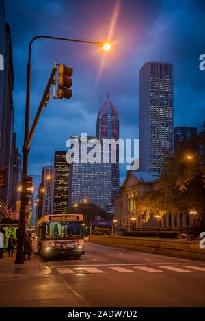 Bus sur South Michigan Ave, Chicago, Illinois, États-Unis Banque D'Images