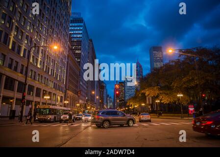 Le trafic de nuit sur South Michigan Ave, Chicago, Illinois, États-Unis Banque D'Images