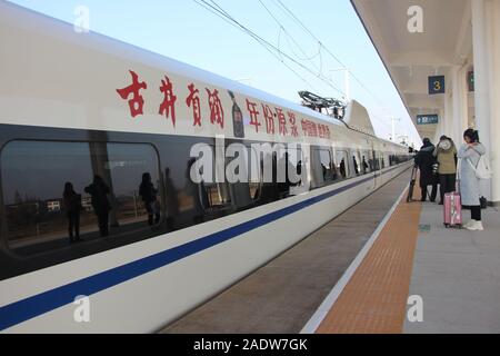 Hubei, Hubei, Chine. 5 déc, 2019. Hubei, Chine-l'est gare de Chateau Changyu Resort Han-shi la grande vitesse ferroviaire a été tout juste d'ouvrir dans la province du Hubei le déc 3, 2019.Les Han-shi la grande vitesse ferroviaire, surnommé ''la plus belle grande vitesse ferroviaire en Suisse'', a ouvert le 29 novembre et est devenu un important transporteur de la ''ligne' tourisme d'or Crédit : SIPA Asia/ZUMA/Alamy Fil Live News Banque D'Images