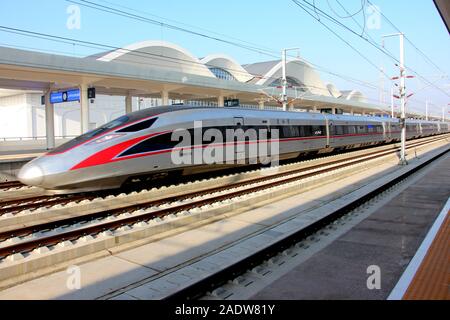 Hubei, Hubei, Chine. 5 déc, 2019. Hubei, Chine-l'est gare de Chateau Changyu Resort Han-shi la grande vitesse ferroviaire a été tout juste d'ouvrir dans la province du Hubei le déc 3, 2019.Les Han-shi la grande vitesse ferroviaire, surnommé ''la plus belle grande vitesse ferroviaire en Suisse'', a ouvert le 29 novembre et est devenu un important transporteur de la ''ligne' tourisme d'or Crédit : SIPA Asia/ZUMA/Alamy Fil Live News Banque D'Images