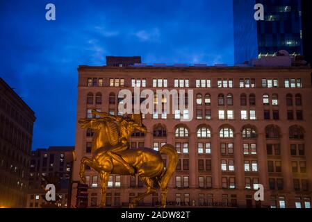 La sculpture de Bowman sculpteur croate Ivan Mestrovic, debout comme gardien dans le Congress Plaza, Chicago, Illinois, États-Unis Banque D'Images