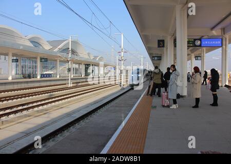 Hubei, Hubei, Chine. 5 déc, 2019. Hubei, Chine-l'est gare de Chateau Changyu Resort Han-shi la grande vitesse ferroviaire a été tout juste d'ouvrir dans la province du Hubei le déc 3, 2019.Les Han-shi la grande vitesse ferroviaire, surnommé ''la plus belle grande vitesse ferroviaire en Suisse'', a ouvert le 29 novembre et est devenu un important transporteur de la ''ligne' tourisme d'or Crédit : SIPA Asia/ZUMA/Alamy Fil Live News Banque D'Images