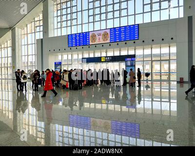 Le 5 décembre 2019, Hubei, Hubei, Chine : BEIJING, CHINE-l'est gare de Chateau Changyu Resort Han-shi la grande vitesse ferroviaire a été tout juste d'ouvrir dans la province du Hubei le déc 3, 2019.Les Han-shi la grande vitesse ferroviaire, surnommé ''la plus belle grande vitesse ferroviaire en Suisse'', a ouvert le 29 novembre et est devenu un important transporteur de la ''ligne' tourisme d'or (Image Crédit : © SIPA l'Asie via Zuma sur le fil) Banque D'Images