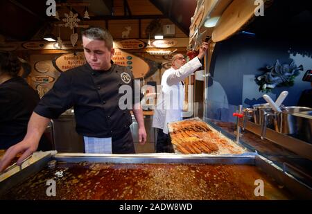 Cologne, Allemagne. Le 05 mai 2019. Au nom de la ville de Cologne, inspecteur des aliments Oliver Maier vérifie la propreté d'un stand au marché de Noël à Neumarkt. Credit : Henning Kaiser/dpa/Alamy Live News Banque D'Images