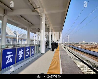 Hubei, Hubei, Chine. 5 déc, 2019. Hubei, Chine-l'est gare de Chateau Changyu Resort Han-shi la grande vitesse ferroviaire a été tout juste d'ouvrir dans la province du Hubei le déc 3, 2019.Les Han-shi la grande vitesse ferroviaire, surnommé ''la plus belle grande vitesse ferroviaire en Suisse'', a ouvert le 29 novembre et est devenu un important transporteur de la ''ligne' tourisme d'or Crédit : SIPA Asia/ZUMA/Alamy Fil Live News Banque D'Images