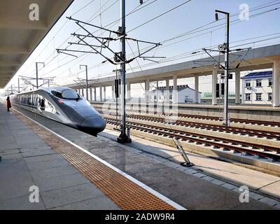 Hubei, Hubei, Chine. 5 déc, 2019. Hubei, Chine-l'est gare de Chateau Changyu Resort Han-shi la grande vitesse ferroviaire a été tout juste d'ouvrir dans la province du Hubei le déc 3, 2019.Les Han-shi la grande vitesse ferroviaire, surnommé ''la plus belle grande vitesse ferroviaire en Suisse'', a ouvert le 29 novembre et est devenu un important transporteur de la ''ligne' tourisme d'or Crédit : SIPA Asia/ZUMA/Alamy Fil Live News Banque D'Images