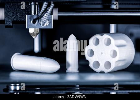 Cartouches et tambour revolver sont imprimées dans une imprimante 3D, des concepts tels que la production d'armes et le commerce des armes, les dangers d'armes nouvelles technologies Banque D'Images