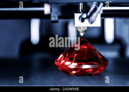 L'imprimante 3D imprime un bijou, Ruby avec filament transparent plastique vitreux ou autres Banque D'Images
