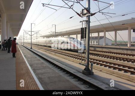 Hubei, Hubei, Chine. 5 déc, 2019. Hubei, Chine-l'est gare de Chateau Changyu Resort Han-shi la grande vitesse ferroviaire a été tout juste d'ouvrir dans la province du Hubei le déc 3, 2019.Les Han-shi la grande vitesse ferroviaire, surnommé ''la plus belle grande vitesse ferroviaire en Suisse'', a ouvert le 29 novembre et est devenu un important transporteur de la ''ligne' tourisme d'or Crédit : SIPA Asia/ZUMA/Alamy Fil Live News Banque D'Images