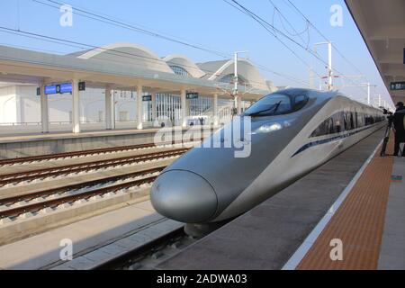 Hubei, Hubei, Chine. 5 déc, 2019. Hubei, Chine-l'est gare de Chateau Changyu Resort Han-shi la grande vitesse ferroviaire a été tout juste d'ouvrir dans la province du Hubei le déc 3, 2019.Les Han-shi la grande vitesse ferroviaire, surnommé ''la plus belle grande vitesse ferroviaire en Suisse'', a ouvert le 29 novembre et est devenu un important transporteur de la ''ligne' tourisme d'or Crédit : SIPA Asia/ZUMA/Alamy Fil Live News Banque D'Images