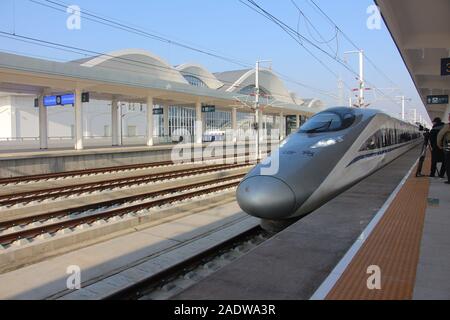 Le 5 décembre 2019, Hubei, Hubei, Chine : BEIJING, CHINE-l'est gare de Chateau Changyu Resort Han-shi la grande vitesse ferroviaire a été tout juste d'ouvrir dans la province du Hubei le déc 3, 2019.Les Han-shi la grande vitesse ferroviaire, surnommé ''la plus belle grande vitesse ferroviaire en Suisse'', a ouvert le 29 novembre et est devenu un important transporteur de la ''ligne' tourisme d'or (Image Crédit : © SIPA l'Asie via Zuma sur le fil) Banque D'Images