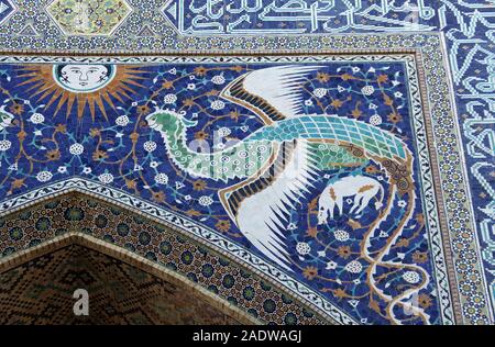 Le Simurgh Nadir Divan-Beghi oiseau mythique sur Madrsah à Boukhara Banque D'Images