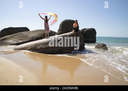 Hainan, Hainan, Chine. 5 déc, 2019. Hainan, Chine-paysage d'hiver à Tianya haijiao zone touristique de la ville de Sanya, province de Hainan en Chine du sud, le 23 novembre 2019.Lorsque le nord-est est entrée dans la saison de la glace et de la neige, Sanya est encore chaud et de nombreux touristes du monde entier se réunissent sur la plage. Crédit : SIPA Asie/ZUMA/Alamy Fil Live News Banque D'Images