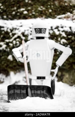 Robot de service est de pelleter de la neige en hiver, portrait de la robot autonome en étant debout dans la neige Banque D'Images