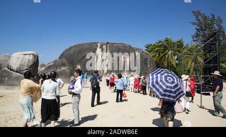 Hainan, Hainan, Chine. 5 déc, 2019. Hainan, Chine-paysage d'hiver à Tianya haijiao zone touristique de la ville de Sanya, province de Hainan en Chine du sud, le 23 novembre 2019.Lorsque le nord-est est entrée dans la saison de la glace et de la neige, Sanya est encore chaud et de nombreux touristes du monde entier se réunissent sur la plage. Crédit : SIPA Asie/ZUMA/Alamy Fil Live News Banque D'Images