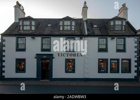 Le Victoria Bar & Restaurant Fusion Shore Street Gourock Anzonico Ecosse Royaume-Uni Vue extérieure de 3 étages peint en blanc les licen Banque D'Images