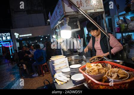 (191205) -- MACAO, 5 décembre 2019 (Xinhua) -- Le personnel d'un snack-shop se prépare à ragoût de mouton Avenida de Almeida Ribeiro dans le sud de la Chine, Macao, le 3 décembre 2019. Macao est vaste variété de collations locales enrichir la vie quotidienne de ses citoyens et visiteurs. (Xinhua/Ka Kam Cheong) Banque D'Images