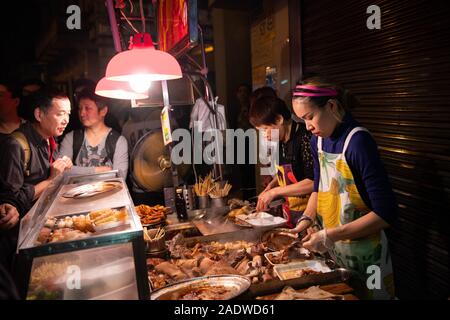 (191205) -- MACAO, 5 décembre 2019 (Xinhua) -- Le personnel d'un snack-shop préparer des plats de boeuf congelés à Avenida de Almeida Ribeiro dans le sud de la Chine, Macao, le 20 novembre, 2019. Macao est vaste variété de collations locales enrichir la vie quotidienne de ses citoyens et visiteurs. (Xinhua/Ka Kam Cheong) Banque D'Images