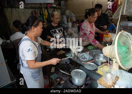 (191205) -- MACAO, 5 décembre 2019 (Xinhua) -- Le personnel travaille à un porridge shop dans le sud de la Chine, Macao, le 19 novembre 2019. Macao est vaste variété de collations locales enrichir la vie quotidienne de ses citoyens et visiteurs. (Xinhua/Ka Kam Cheong) Banque D'Images