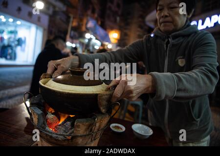 (191205) -- MACAO, 5 décembre 2019 (Xinhua) -- Le personnel d'un snack-shop sert le ragoût de mouton à Avenida de Almeida Ribeiro dans le sud de la Chine, Macao, le 3 décembre 2019. Macao est vaste variété de collations locales enrichir la vie quotidienne de ses citoyens et visiteurs. (Xinhua/Ka Kam Cheong) Banque D'Images