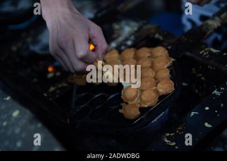 (191205) -- MACAO, 5 décembre 2019 (Xinhua) -- un fait personnel egg puffs au snack shop dans le sud de la Chine, Macao, le 20 novembre, 2019. Macao est vaste variété de collations locales enrichir la vie quotidienne de ses citoyens et visiteurs. (Xinhua/Ka Kam Cheong) Banque D'Images