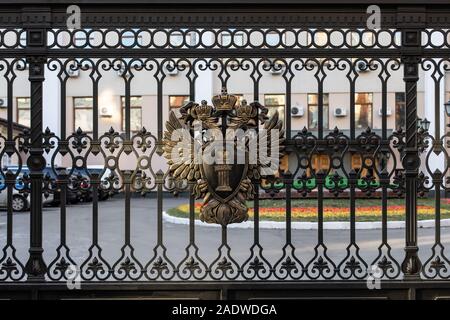 Moscou, Russie - 01 décembre 2019 - Metal armoiries de la Fédération de Russie sur la clôture noire de l'immeuble du bureau du Procureur. Deux-il Banque D'Images