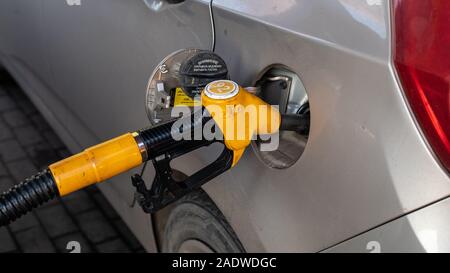 Moscou, Russie - 01 décembre 2019 : stimuler une voiture avec de l'essence à la pompe jaune avec le numéro 92. La station de carburant pour les véhicules de tourisme Banque D'Images