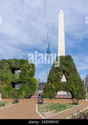 Touriste et l'obélisque de Buenos Aires et signe à Plaza de la Republica, Buenos Aires, Argentine, Amérique du Sud, Banque D'Images