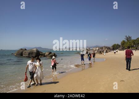 Hainan, Hainan, Chine. 5 déc, 2019. Hainan, Chine-paysage d'hiver à Tianya haijiao zone touristique de la ville de Sanya, province de Hainan en Chine du sud, le 23 novembre 2019.Lorsque le nord-est est entrée dans la saison de la glace et de la neige, Sanya est encore chaud et de nombreux touristes du monde entier se réunissent sur la plage. Crédit : SIPA Asie/ZUMA/Alamy Fil Live News Banque D'Images