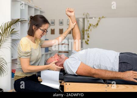 L'homme ayant l'ajustement chiropratique. Physioterapy, ostéopathie, médecine alternative de réadaptation de la douleur Banque D'Images