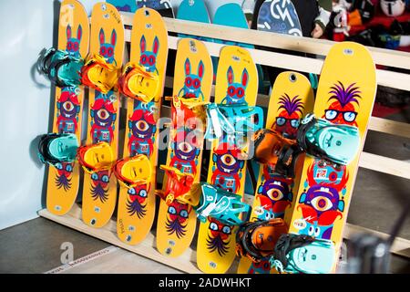 HELSINKI, FINLANDE - le 15 novembre 2019 : Rangées de snowboards enfants colorés en magasin d'équipement de sport Banque D'Images