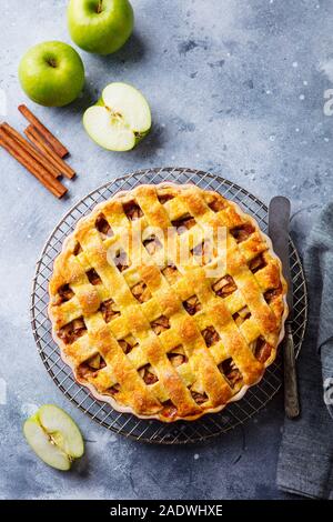 Tarte aux pommes et Caramel sur une grille de refroidissement. Fond gris. Copier l'espace. Vue d'en haut. Banque D'Images